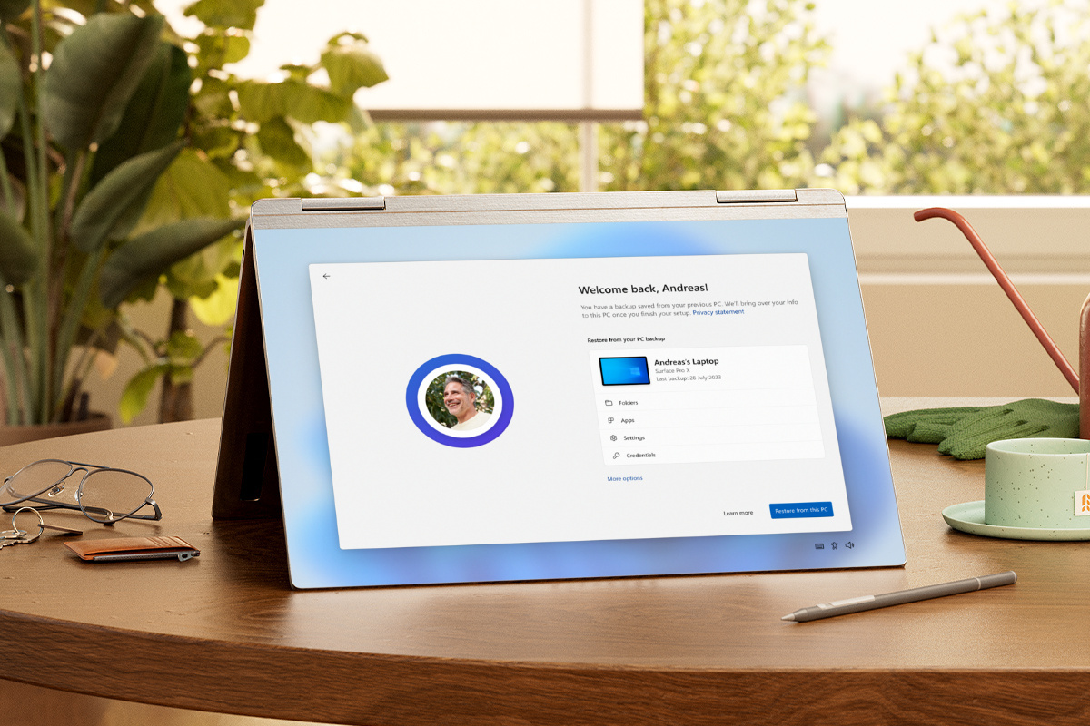 Aufgeklappter PC mit einer Start-App