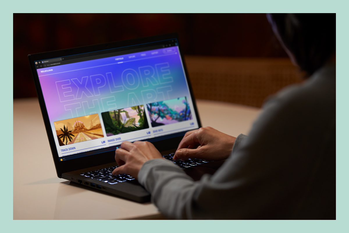Ein Mann spielt Spiele auf einem PCSpecialist-Laptop mit Windows 11