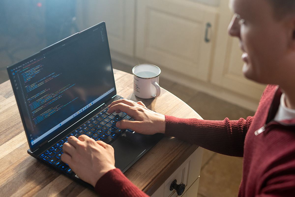 Ein Entwickler arbeitet mit einem Laptop von PCSpecialist