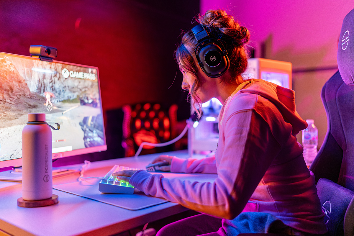 Ein Gamer spielt mit einem PC von PCSpecialist